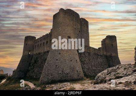 castello medievale di rocca di calascio abruzzo al tramonto Foto Stock