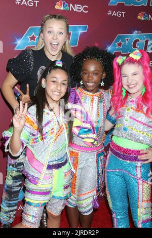 23 agosto 2022, Pasadena, CA, Stati Uniti d'America: LOS ANGELES - 23 AGOSTO: JoJo Siwa, XOMGPOP alla Stagione 17 del talento dell'America - Live Show Red Carpet al Pasadena Sheraton Hotel il 23 agosto 2022 a Pasadena, CA (Credit Image: © Kay Blake/ZUMA Press Wire) Foto Stock