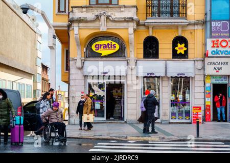 Istanbul, Turchia - Mar 20, 2022: Vista verticale da strada del negozio di cosmetica di Gratis nella zona di Taksim. Foto Stock