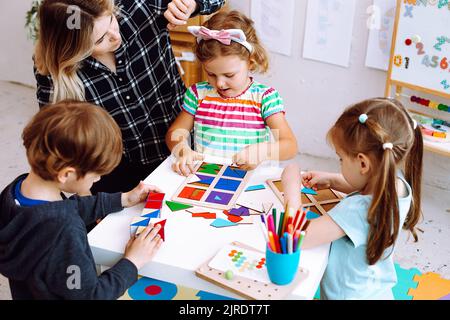 Mentore Ed I Bambini Di 1 Anno Che Giocano Con I Giocattoli Educativi  Nell'asilo Immagine Stock - Immagine di ragazzo, costruzione: 156700035