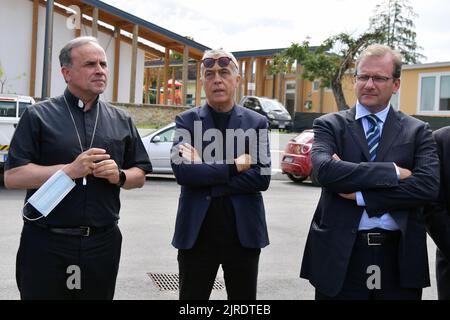 24 agosto 2022 6th anniversario del terremoto che ha colpito l'Italia Centrale il 24 agosto 2016, in particolare i comuni di Amatrice, Accumoli e Arquata del Tronto nella foto: L'architetto Stefano Boeri insieme al vescovo di Rieti Monsignor Domenico Pompili 24 agosto 2022 6th anniversario del terremoto che ha colpito l'Italia centrale il 24 agosto 2016, in particolare i comuni di Amatrice, Accumoli e Arquata del Tronto hanno illustrato: L'architetto Stefano Boeri con il Vescovo di Rieti Monsignor Domenico Pompili Foto Stock