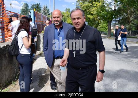 24 agosto 2022 6th anniversario del terremoto che ha colpito l'Italia Centrale il 24 agosto 2016, in particolare i comuni di Amatrice, Accumoli e Arquata del Tronto nella foto: Il vescovo di Rieti Monsignor Domenico Pompili in visita al cantiere della Casa futuro che sorgerà al posto del complesso Don Minozzi danneggiato dal terremoto 24 agosto 2022 6th anniversario del terremoto che ha colpito l'Italia centrale il 24 agosto 2016, In particolare i comuni di Amatrice, Accumoli e Arquata del Tronto hanno raffigurato: Il Vescovo di Rieti Monsignor Domenico Pompili in visita al c. Foto Stock