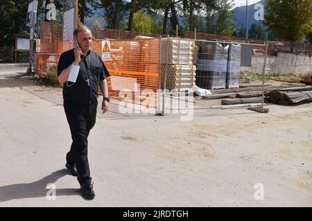 24 agosto 2022 6th anniversario del terremoto che ha colpito l'Italia Centrale il 24 agosto 2016, in particolare i comuni di Amatrice, Accumoli e Arquata del Tronto nella foto: Il vescovo di Rieti Monsignor Domenico Pompili in visita al cantiere della Casa futuro che sorgerà al posto del complesso Don Minozzi danneggiato dal terremoto 24 agosto 2022 6th anniversario del terremoto che ha colpito l'Italia centrale il 24 agosto 2016, In particolare i comuni di Amatrice, Accumoli e Arquata del Tronto hanno raffigurato: Il Vescovo di Rieti Monsignor Domenico Pompili in visita al c. Foto Stock