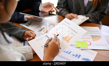 Team di analisti finanziari professionali ed esperti che lavorano, progettando la loro strategia finanziaria e analizzando insieme le vendite di dati. Immagine ritagliata Foto Stock