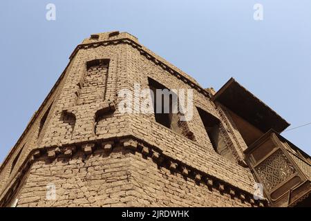 Vecchia casa costruita con mattoni di fango a Esna, Luxor, Egitto Foto Stock