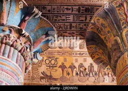 Il tempio di Khnum a Esna, dedicato al dio Khnum, il suo smista Menhit e Nebtu, il loro figlio, Heka, e la dea Neith. Foto Stock