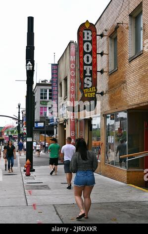 Neonreklame auf dem Broadway; Nashville, Tennessee, Vereinigte Staaten von Amerika Foto Stock