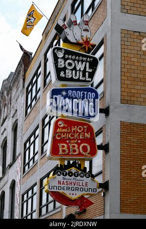 Neonreklame auf dem Broadway; Nashville, Tennessee, Vereinigte Staaten von Amerika Foto Stock