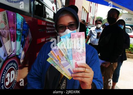 Giacarta, Giacarta, Indonesia. 23rd ago, 2022. I residenti in coda per cambiare le nuove banconote da 2022 rupiah al Senen Market, Jakarta, il 24 agosto 2022. Bank Indonesia (BI) ha appena lanciato le nuove banconote da 2022 rupiah in concomitanza con la Giornata dell'indipendenza indonesiana del 77th, Bank Indonesia e il governo ne hanno varate 7, costituite da IDR 100.000, IDR 50.000, IDR 20.000, IDR 10.000, IDR 5.000, IDR 2.000 e IDR 1.000 denominal, Bank Indonesia (BI) assicura che il denaro sia disponibile presso i bancomat bancari convenzionali. Queste sette nuove denominazioni di rupia sono ufficialmente valide, emesse e circolate come l Foto Stock