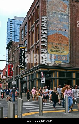 Neonreklame auf dem Broadway; Nashville, Tennessee, Vereinigte Staaten von Amerika Foto Stock