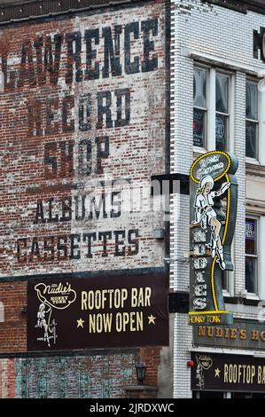 Neonreklame auf dem Broadway; Nashville, Tennessee, Vereinigte Staaten von Amerika Foto Stock