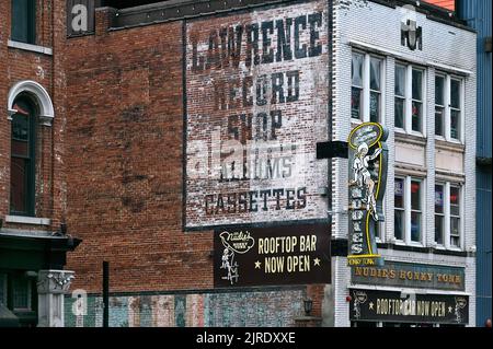 Neonreklame auf dem Broadway; Nashville, Tennessee, Vereinigte Staaten von Amerika Foto Stock