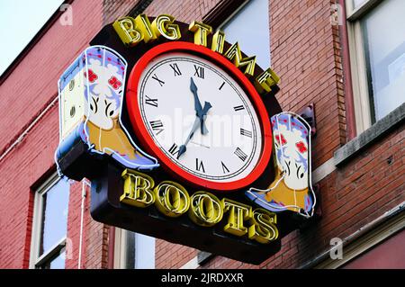 Neonreklame auf dem Broadway; Nashville, Tennessee, Vereinigte Staaten von Amerika Foto Stock