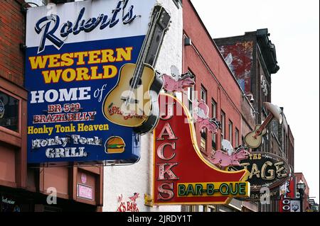 Neonreklame auf dem Broadway; Nashville, Tennessee, Vereinigte Staaten von Amerika Foto Stock