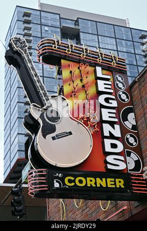 Neonreklame auf dem Broadway; Nashville, Tennessee, Vereinigte Staaten von Amerika Foto Stock