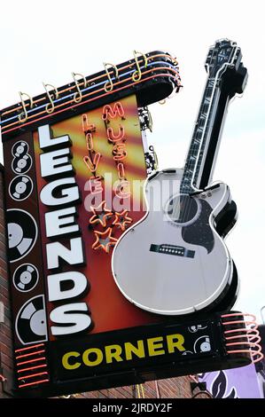 Neonreklame auf dem Broadway; Nashville, Tennessee, Vereinigte Staaten von Amerika Foto Stock