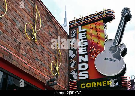 Neonreklame auf dem Broadway; Nashville, Tennessee, Vereinigte Staaten von Amerika Foto Stock