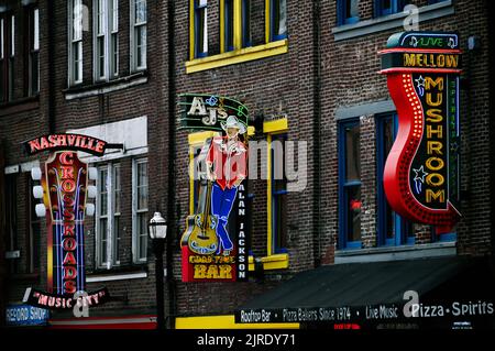 Neonreklame auf dem Broadway; Nashville, Tennessee, Vereinigte Staaten von Amerika Foto Stock