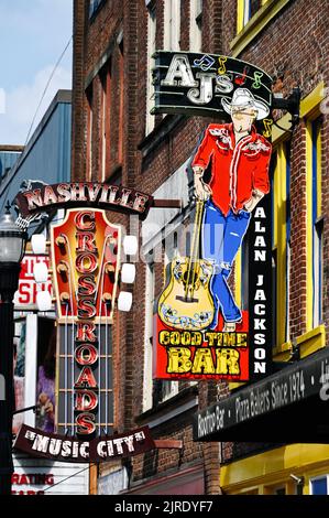 Alan Jackson Bar Neonreklame auf dem Broadway; Nashville, Tennessee, Vereinigte Staaten von Amerika Foto Stock