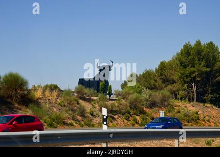Vista di un toro nero da combattimento che in precedenza era stato un annuncio per il marchio Osborne situato accanto a una strada nazionale in Spagna Foto Stock