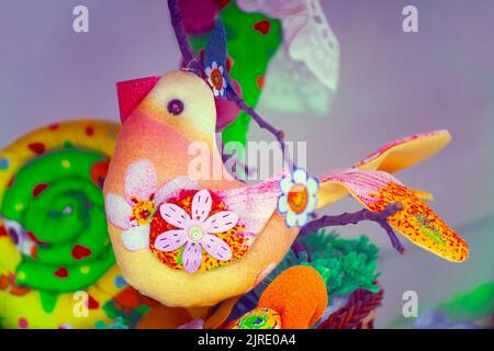 Cucito in casa decorativo Little Bird Toy. Messa a fuoco selettiva Foto Stock