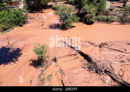 Vista aerea delle acque alluvionali che ancora scorrono sul Mill Creek Parkway allagato il giorno dopo una inondazione flash a Moab, Utah. Notare il calcestruzzo w Foto Stock