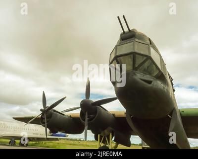 Moron, Argentina - Mar 26, 2022: Old WWII Avro Lincoln MKII quattro-engined bombardiere 1944-1967. CopySpace. Museo Nazionale Aeronautico Foto Stock