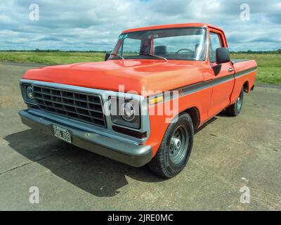 Moron, Argentina - Mar 26, 2022: Old Orange Chevrolet Chevy C 10 pick-up camion 1970s da GM parcheggiato su una pista di volo. Spettacolo di auto classica. Foto Stock