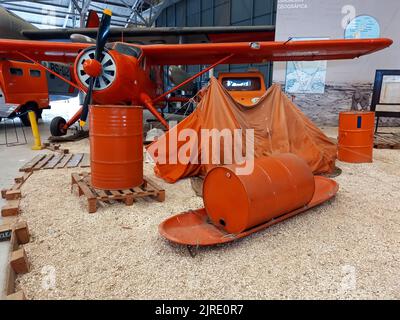 Moron, Argentina - Mar 26, 2022: Rappresentazione di un campo antartico. Attrezzatura arancione. Aereo, tenda, carri armati, slitta. Museo Nazionale Aeronautico Foto Stock