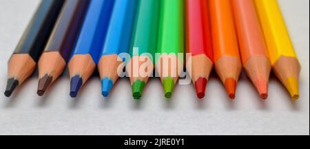 Molte matite colorate isolate su sfondo bianco Foto Stock