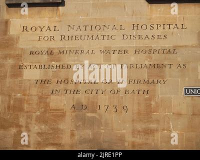 Scritta scolpita in pietra sul Royal National Hospital per le malattie reumatiche edificio originale, progettato da John Wood. Bagno, Somerset Foto Stock