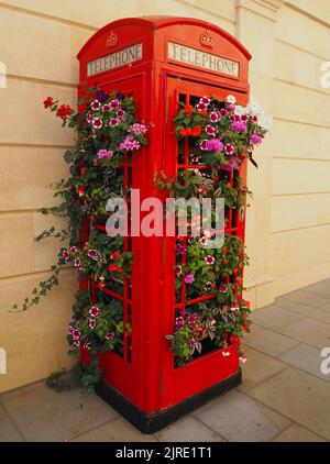 Chiosco telefonico riutilizzato con esposizione di fiori estivi, Bath, Somerset. Temi: Riutilizzo, riciclaggio, evoluzione, cambiamento, pensiero nuovo Foto Stock