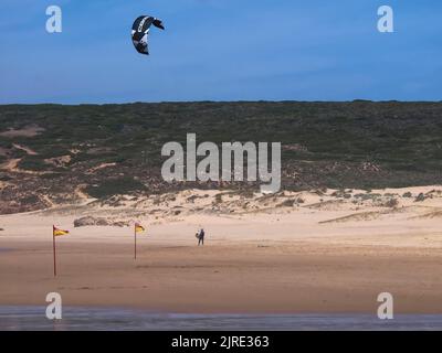 Core surfer e kite surf ombrello in bianco e nero in spiaggia Foto Stock