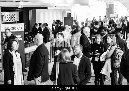 Johannesburg, Sudafrica - 17 agosto 2017: Delegati in rete ad un convegno di vendita in una grande sala conferenze Foto Stock