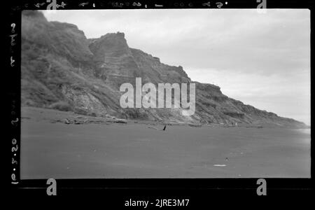 Wanganui scogliere a sud della 'Butress', guardando a sud, 16 febbraio 1950, di Leslie Adkin. Foto Stock
