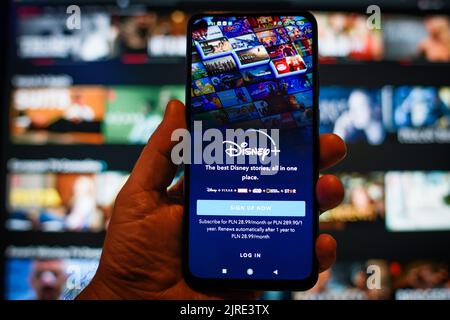 L'app Disney Plus è vista in esecuzione su un telefono cellulare in questa foto illustrazione a Varsavia, Polonia, il 29 giugno 2022. Foto Stock