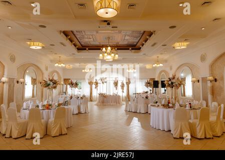 decorazioni per matrimoni. sala per matrimoni in calde tonalità beige Foto Stock