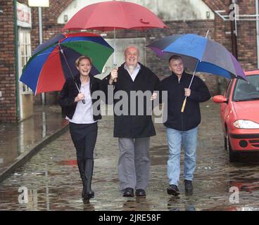 LE STELLE DEL SAPONE L-R TRACY SHAW, JOHN SAVIDENT SUL SET DI INCORONAZIONE STREET, CON LA STELLA DEL CO STEVEN ARNOLD. INCORONAZIONE ST , GRANADA STUDIOS . MANCHESTER. FOTO GARY ROBERTS. Foto Stock