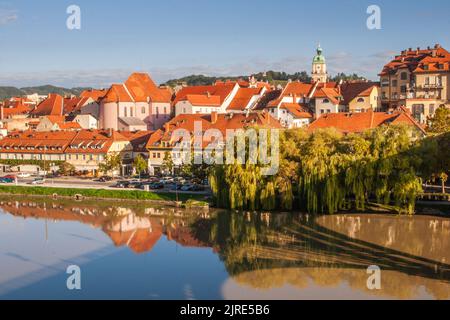 Distretto di Lent a Maribor, Slovenia. Famosa passeggiata sul lungomare con edifici storici e la più antica vigna d'uva d'Europa. Foto Stock