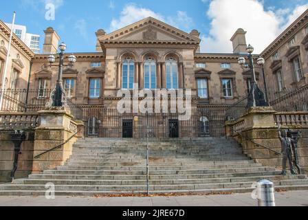 Belfast, Regno Unito – 30 ottobre 2019 – Vista sulla facciata dell'ex edificio Custom House del 19th° secolo a Belfast, Irlanda del Nord Foto Stock