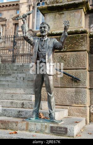 Belfast, Regno Unito – 30 ottobre 2019 – Statua del 'Speaker' in bronzo a grandezza naturale ai gradini della Custom House di Belfast, Irlanda del Nord Foto Stock