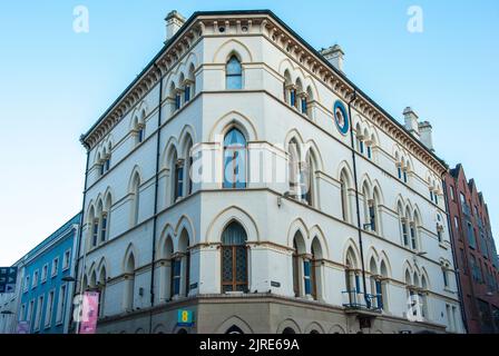 Belfast, Regno Unito – 30 ottobre 2019 - Freemasons' Hall con simboli massonici sulla facciata di Arthur Square, Belfast, Irlanda del Nord Foto Stock