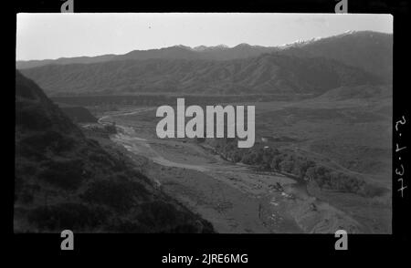 Valle di Ohau dalla collina sopra il ponte di tubo, 05 luglio 1934, da Leslie Adkin. Foto Stock