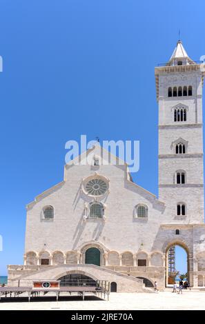 la cattedrale di san nicola il pellegrino nella città portuale di trani sul mare adriatico in puglia italia Foto Stock