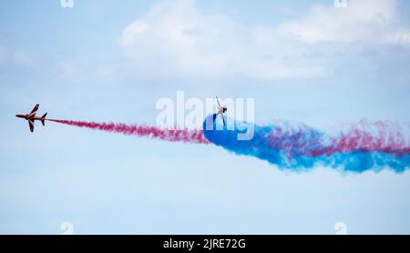Le frecce rosse sono lo squadrone volante di formazione della Royal Air Force. Ogni estate si esibiscono con le loro esposizioni di precisione di volo di fama mondiale Foto Stock