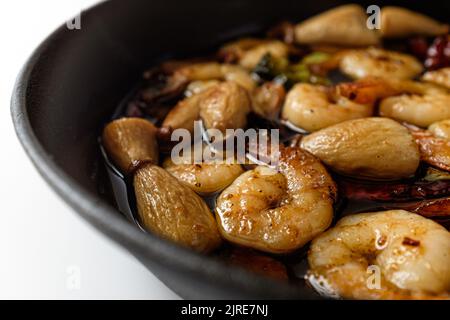 Gambas al Ajillo su sfondo bianco Foto Stock