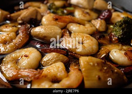 Gambas al Ajillo su sfondo bianco Foto Stock
