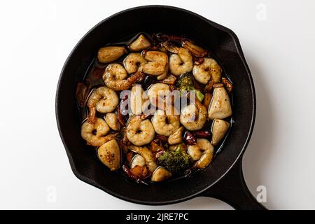 Gambas al Ajillo su sfondo bianco Foto Stock