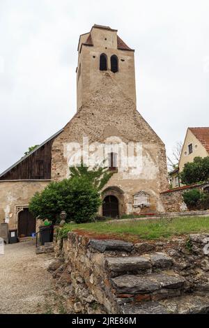 DURNSTEIN, AUSTRIA - 13 MAGGIO 2019: Questa è la parte sopravvissuta dell'antica chiesa di San Kunigunde, la cui torre fu eretta nel 13th centu Foto Stock