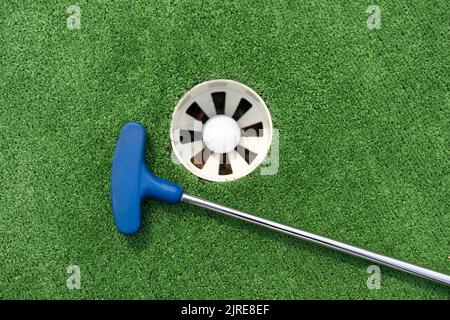 golf club, palla e buca Foto Stock